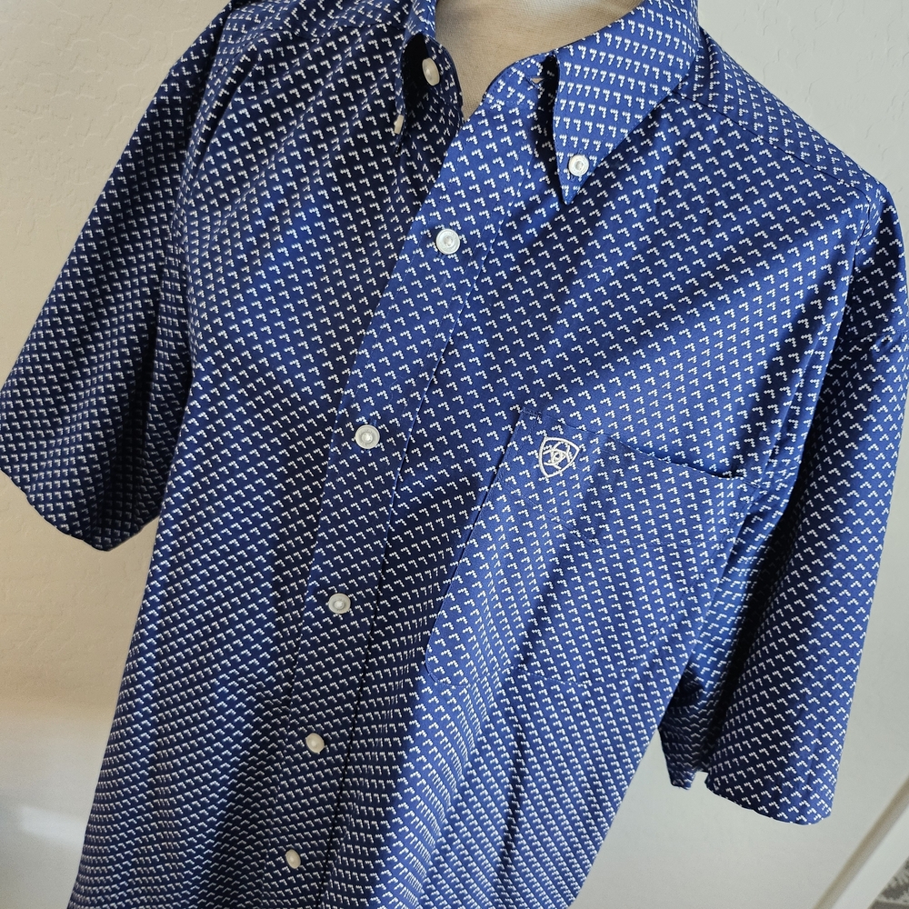 Ariat Men's Navy and White Geometric Button Down Shirt New without tags sz Large